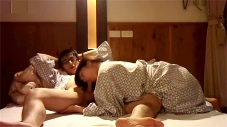 四眼仔和大波女友穿着日式睡袍旅馆开房啪啪两人肯定看了不少AV动作比一般年轻人纯熟
