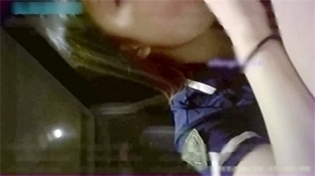 网友赞助再次前往武汉操99年武汉幼教美女小小制服定制版,边吃鸡巴边和男友讲电话,近景拍摄