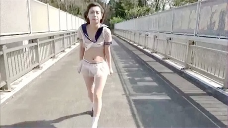 约19岁的漂亮学生妹穿透视制服在天桥激战